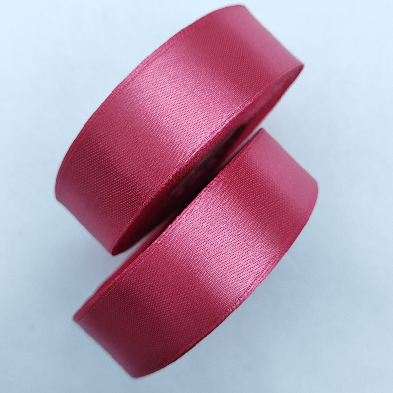 Атласна стрічка 2.5 см 33м