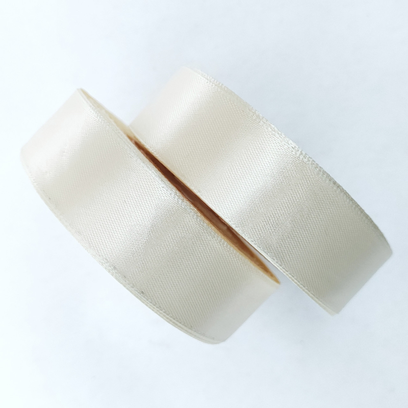 Атласна стрічка 2.5 см 33м