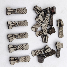 Бігунок  трактор № 8 темний нікель корона