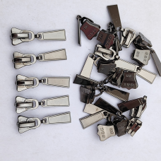 Бігунок  трактор № 8 темний нікель корона