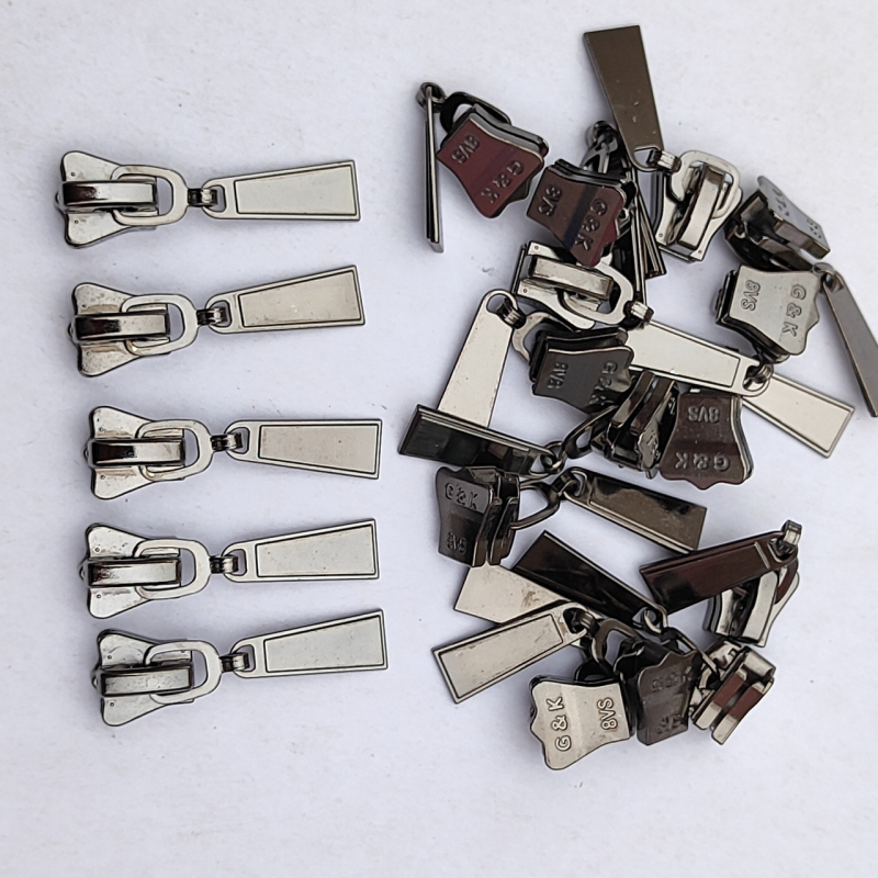 Бігунок  трактор № 8 темний нікель корона