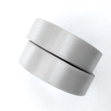 Атласна стрічка 2.5 см 33м світло сіра
