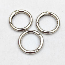 Кільце карабін 3.5 см, колір нікель, матеріал – цинковий сплав, не іржавіє.