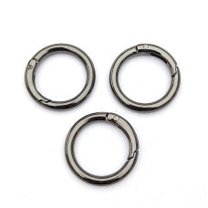 Кільце карабін 3.5 см, колір темний нікель, матеріал – цинковий сплав, не іржавіє.