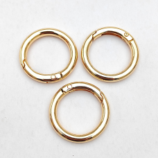 Кільце карабін 3.5 см, колір золото, матеріал – цинковий сплав, не іржавіє.